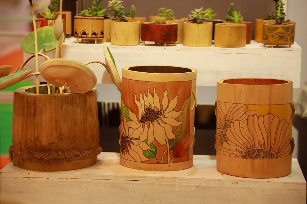 FestKerala's tweet photo. Collections of Bamboo Art Products from Keralian artesian.

#bambooart #keralart #keralatourism #bambooproducts https://t.co/puPs4QnLp7