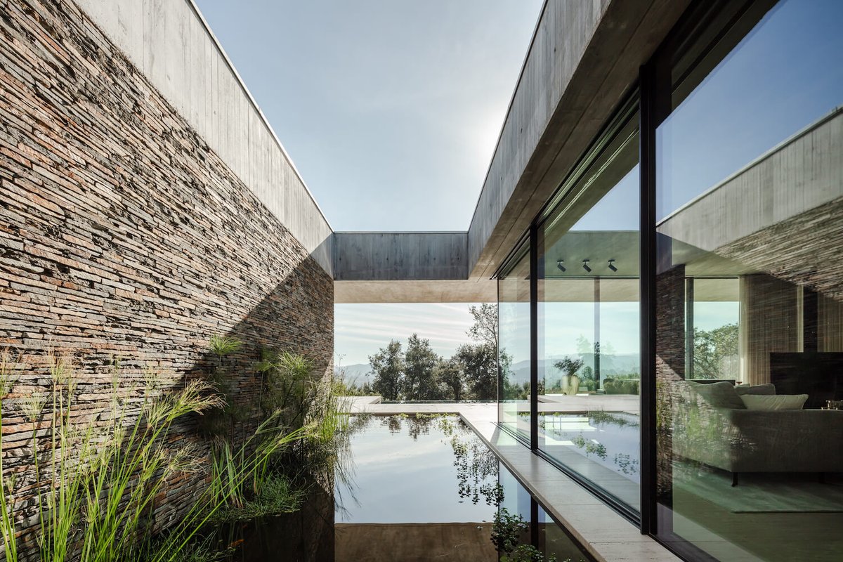 nooktwelve's tweet photo. The ‘Cork trees house’ perfectly integrates the exterior surroundings with interior environment, to merge spaces and create sensations, without discouraging functionality. Located in Braga, Portugal and designed by TRAMA Arquitetos #tramaarquitetos #braga #portugal #architecture https://t.co/aiWB05DvS8
