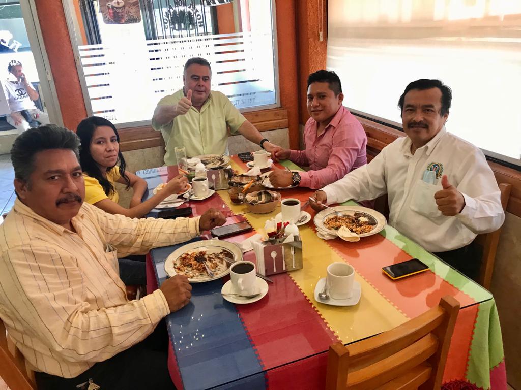 Cesar_Amin21's tweet photo. Excelente inicio de semana. 

Arrancamos esta semana con un rico desayuno en la Tejabana “Los Pinos” acompañado de mis estimados amigos. 

Que sea una semana llena de éxitos para todos. https://t.co/BWUYikImqP