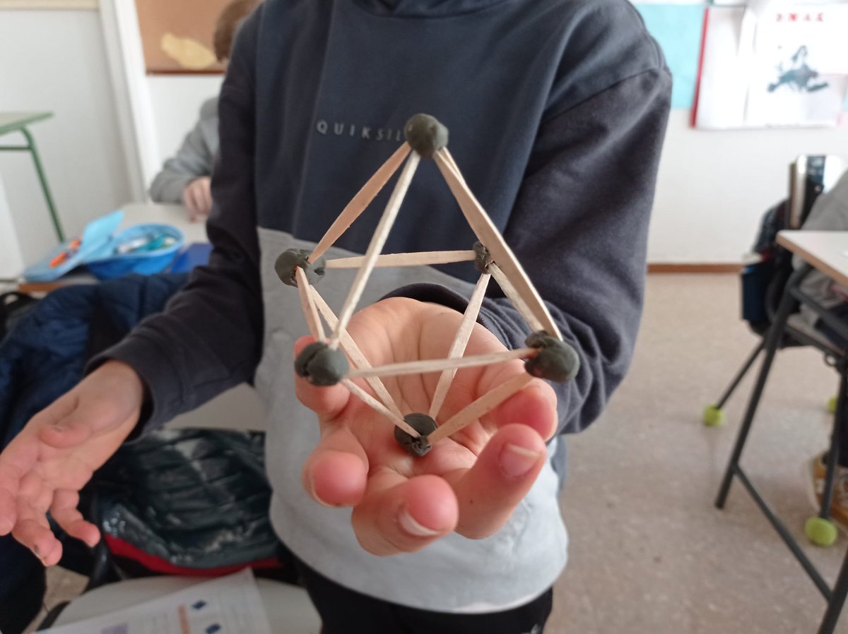 CEBIP_FGL's tweet photo. Qué mejor manera de entender cómo son los cuerpos geométricos que teniéndolos en nuestras manos. Y si encima los hemos creado nosotros mismos...¡Los de 6° estamos deseando hacer otro taller para construir más!🔝👌 #educacion #matematicas #Talleres #manipulacion #FGLmajadahonda https://t.co/djea2iK6u1