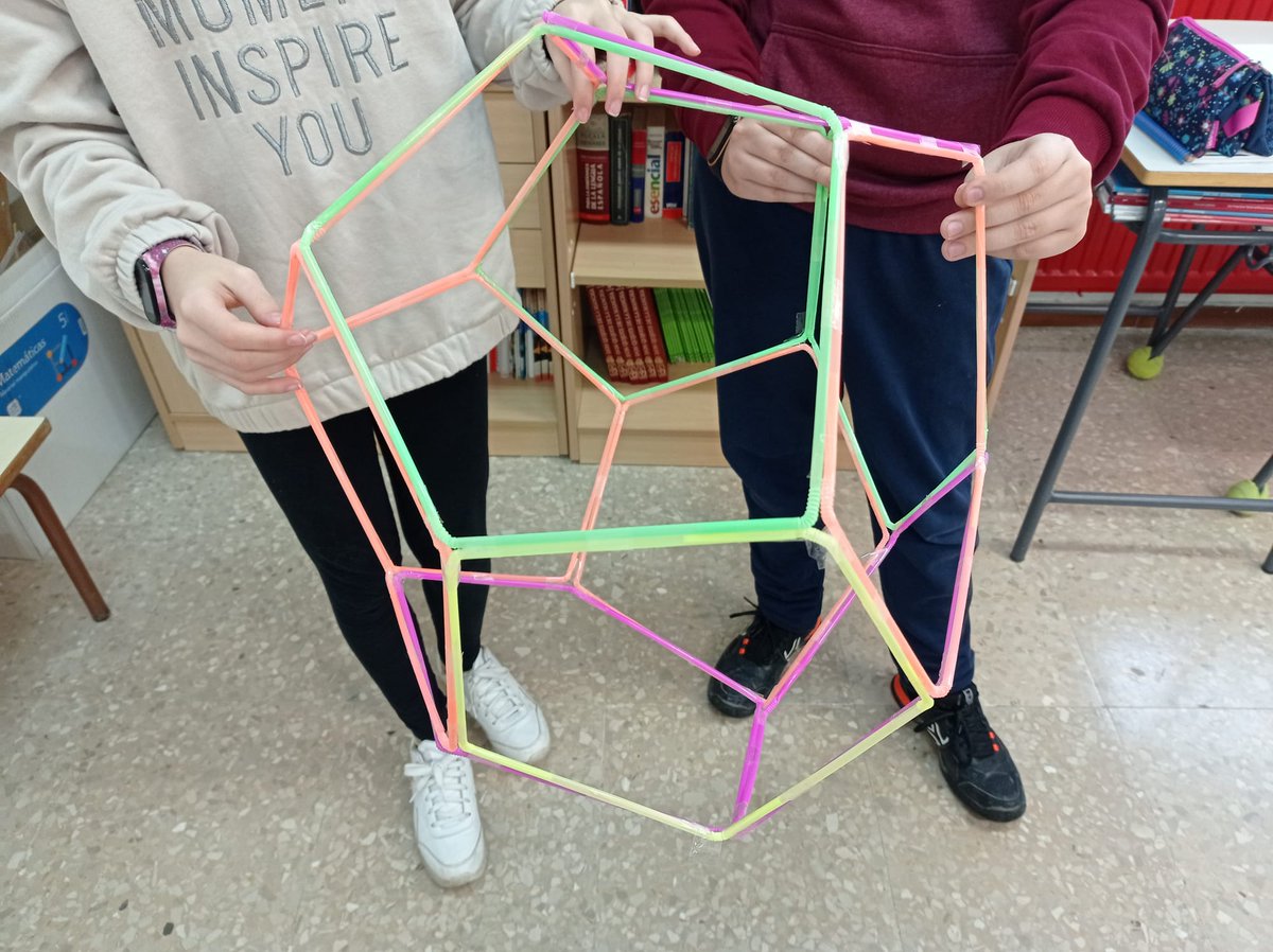 CEBIP_FGL's tweet photo. Qué mejor manera de entender cómo son los cuerpos geométricos que teniéndolos en nuestras manos. Y si encima los hemos creado nosotros mismos...¡Los de 6° estamos deseando hacer otro taller para construir más!🔝👌 #educacion #matematicas #Talleres #manipulacion #FGLmajadahonda https://t.co/djea2iK6u1