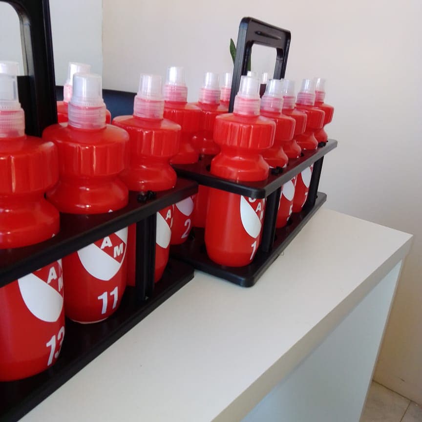 Atletico_Macia's tweet photo. #CopaVictoria nos cuidamos entre todos. Agradecemos a la Dra. Ana Albornoz por las fantásticas botellas individuales para los jugadores y la delegación del rojo.
#NosCuiadamosEntreTodos https://t.co/dCXPufJZ8H