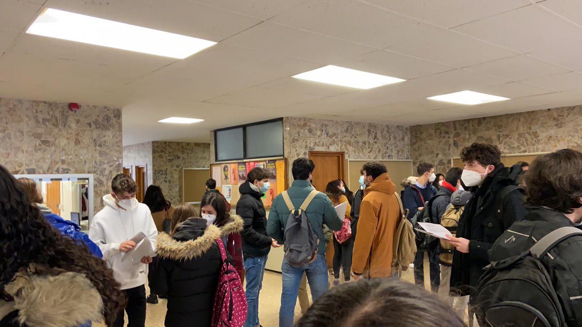 Elisachaconn's tweet photo. A las 10 hay mucho COVID por eso todo el mundo a su casa, pero a la hora de hacer los exámenes no existe riesgo alguno de COVID así que todos a las aulas! #Covid_19 https://t.co/ax9FXM8d15