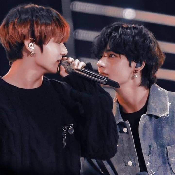 Jebzabel2's tweet photo. Esa mirada me llena el alma 🐰🐯👉👈💜
#TaekookOn26th
#NothingLikeTaekook https://t.co/NBboXsPoRh