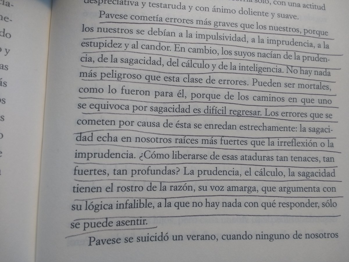 Todos los años releo "Léxico familiar" de Natalia Ginzburg para un curso de literatura autobiográfica, y siempre me postro ante estas palabras sobre los errores de la inteligencia (a propósito del suicidio de Pavese).