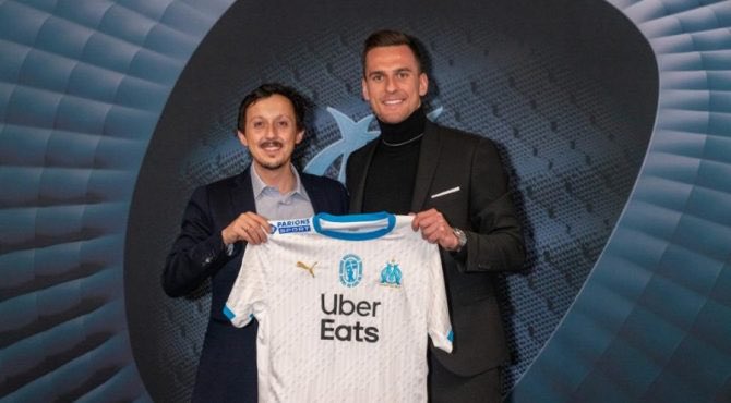 Il mise sur des joueurs à fort potentiel (Tyonga, Henrique, Almada?), capable d’apporter une plus value à la revente. Des sortes de paris, intelligemment compensés par la venue de joueurs confirmés, garant de l’assurance sportive (Milik).