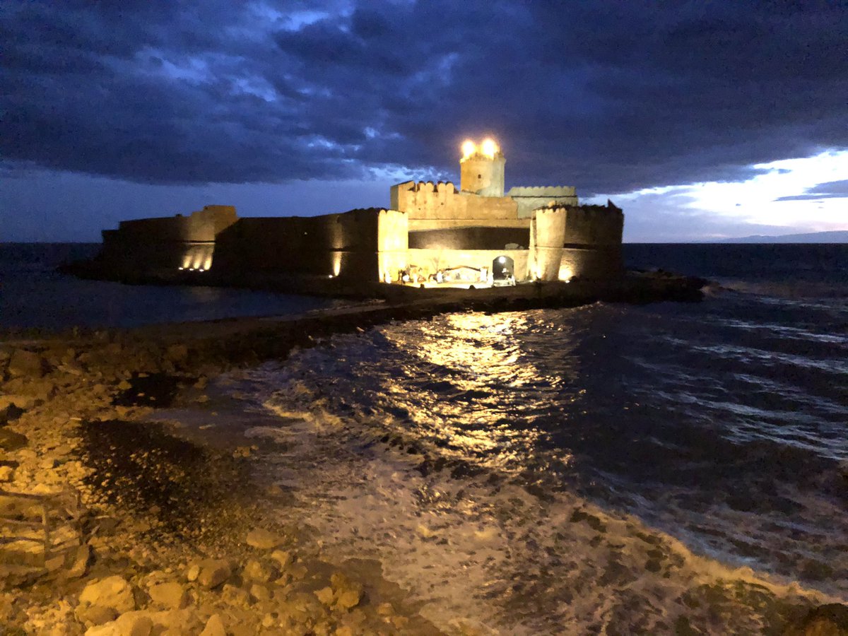 singurel84's tweet photo. Buonasera a tutti...#calabri #italia #lecastella #sud #castelloAragonese #gennaio #2021 #photo #ionut https://t.co/vvMNSAIYq4