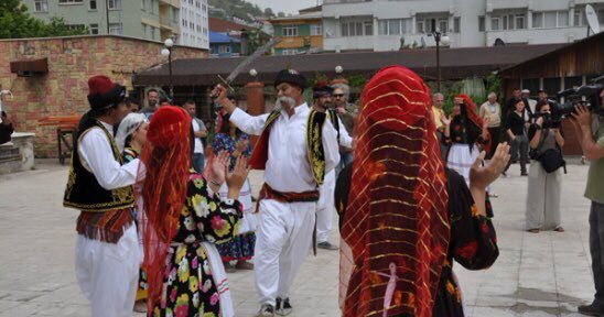 Varvara and Silêmano can be considered war games too that emerged as a result of victory of resistance against invaders. Some say that the dance represent the Turkish-Russian wars when Russians entered the region and the villagers united under Dede Suleyman, hence the name.