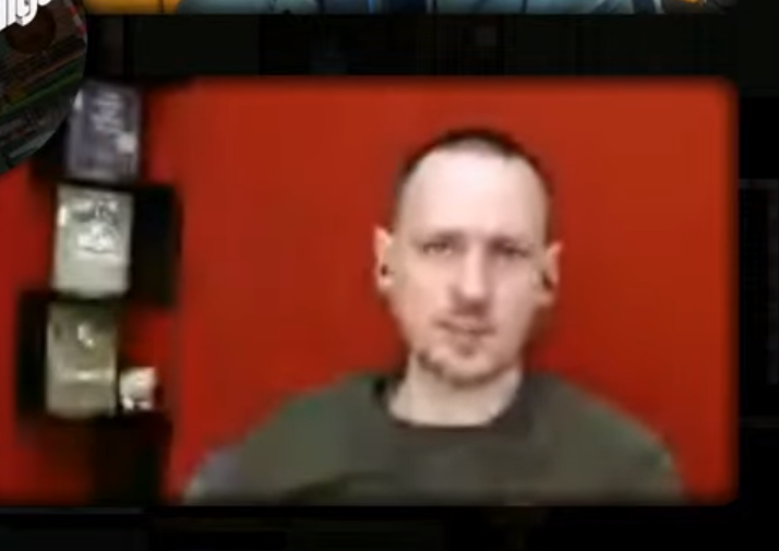 McFranky_'s tweet photo. Geht das nur mir so oder erzeugt die Übetragungsqualität bei Tobi bei ihm einen sehr sehr fragwürdigen Bart(schatten)? #bohndesliga #rbtv https://t.co/IHTHxrw2XE