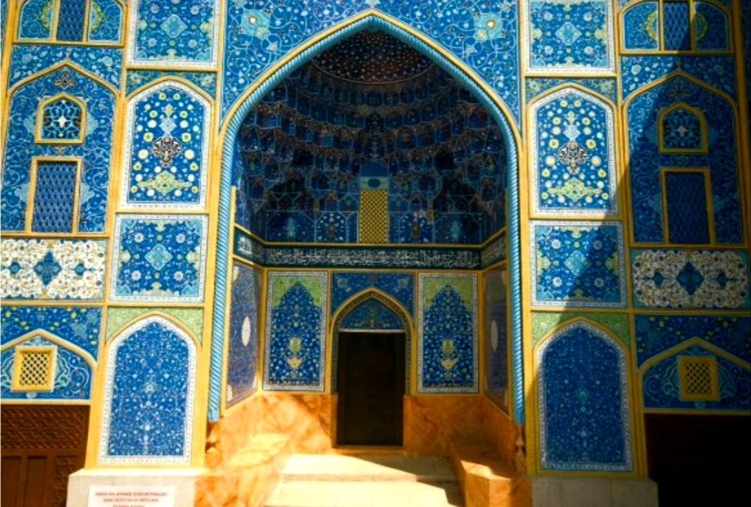 1/2"a treatise does not immediately reveal its structure and content; one has to wander through it to discover the guiding principle." Its façade is not covered with images, but, in Benjamin's words, “continuous, multiplying arabesques.