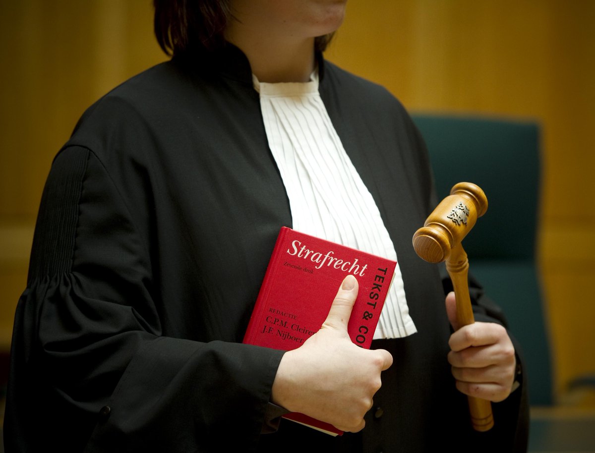 Vier maanden cel voor diefstal twee auto's en kluis uit onderhoudsbedrijf Leiderdorp..