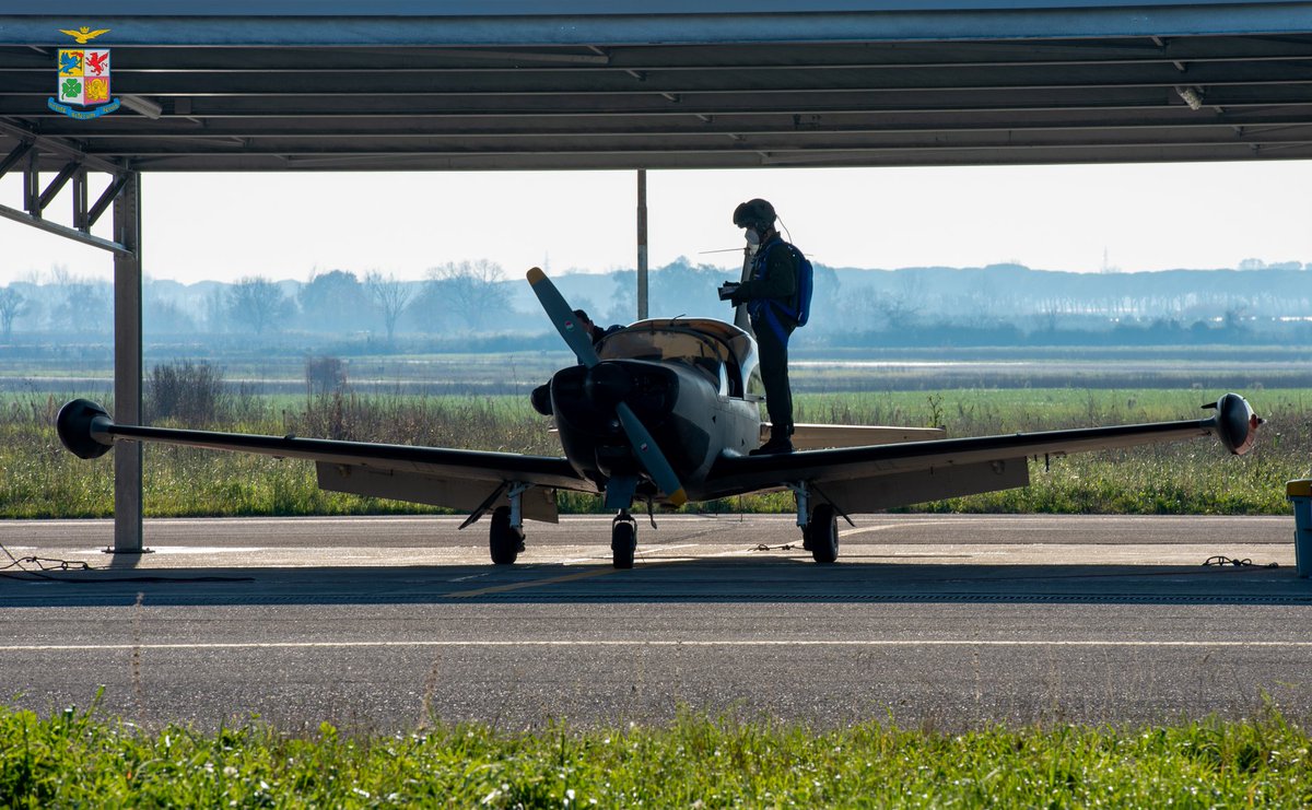 ItalianAirForce's tweet photo. Hai ancora pochi giorni a disposizione per partecipare al concorso per l'ammissione al 127° corso Allievi Ufficiali Piloti/Navigatori di Complemento 👨🏻✈️✈️ dell'#AeronauticaMilitare.
Il bando di concorso scade il 28 gennaio, affrettati!
Scopri di più ➡️ https://t.co/63PUqThzd8 https://t.co/70A1QAairA