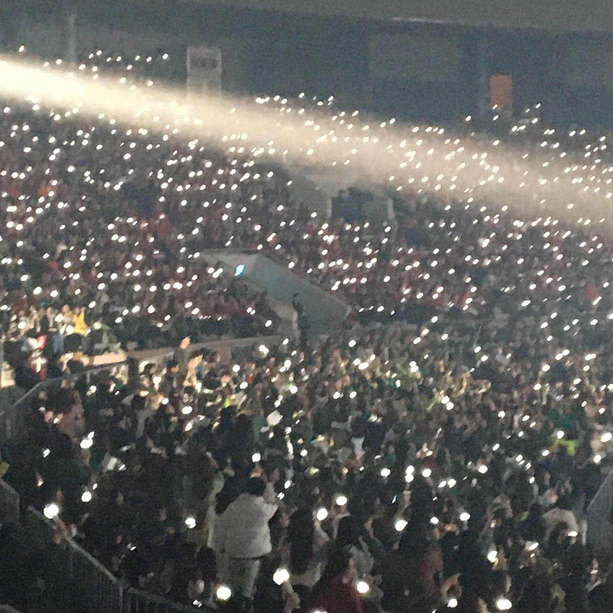 Kim_hobit's tweet photo. 여기어딘가에 도경수가잇어
이때진짜 재림예수등장쇼하는줄알앗음 https://t.co/Wo3vg1WDav