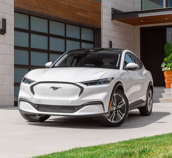 FordSpain's tweet photo. La envidia de los⚡ eléctricos ⚡ ya está en casa… Cero emisiones y 351CV de potencia 🙌 ¡El mejor invitado para este #2021 viene pisando fuerte! 💪 https://t.co/Tn6Jo8KwSF #Ford #MustangMachE #AcercadoElMañana https://t.co/QD9fJpK4J8