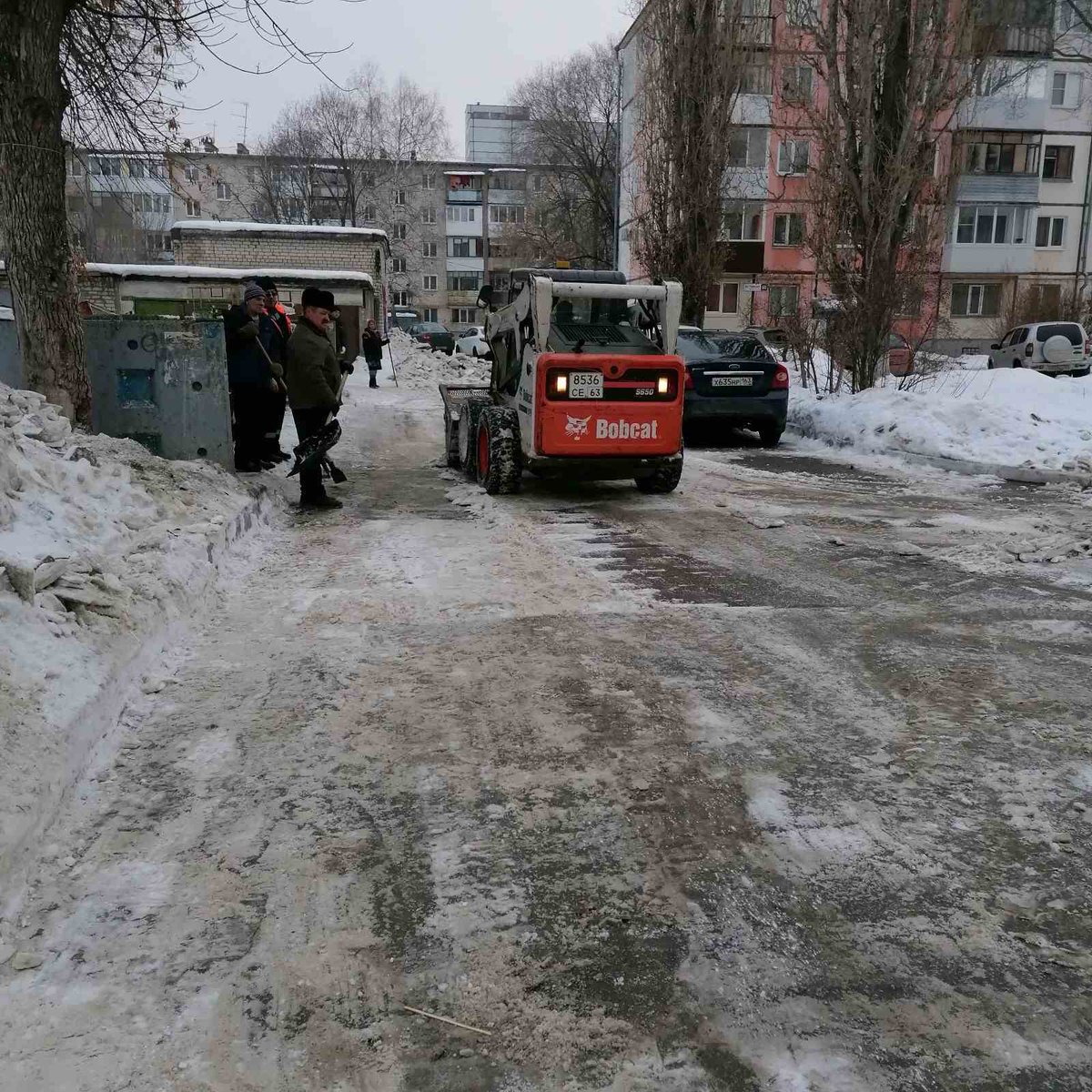 Расчистка территорий контейнерных площадок по улицам: г. Тольятти, улица Ушакова дома 48, 58, 60. Улица Ленинградская дом 32.