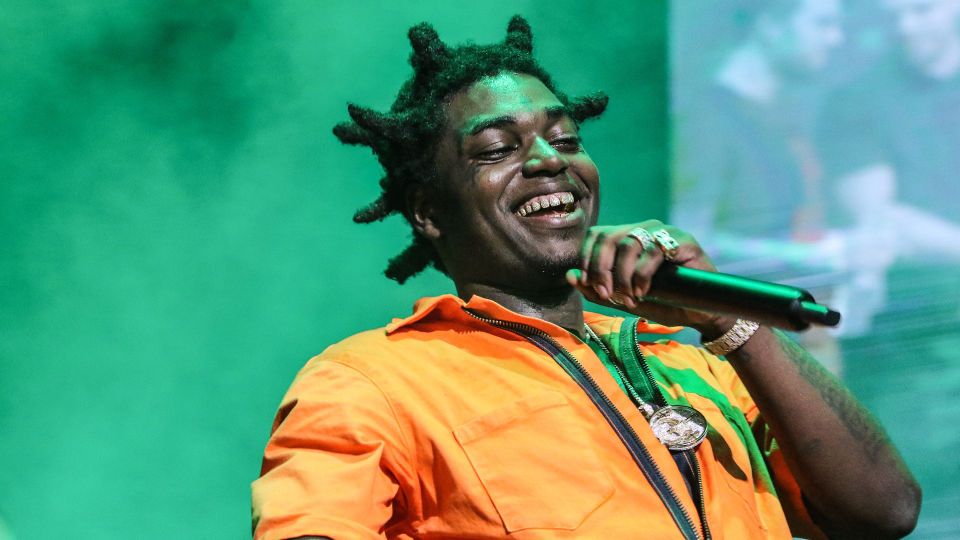 Fleek_Mag's tweet photo. #DonaldTrump decidiรณ abandonar la Casa Blanca realizando una serie de indultos. #KodakBlack fue uno de los beneficiados conmutรกndole sus penas y sacรกndole de prisiรณn.
Ya libre, ha liberado un nuevo track bajo el nombre de #LastDayIn.
Descรบbrelo en https://t.co/9yqXnNfSYa https://t.co/FIc04vbfaZ