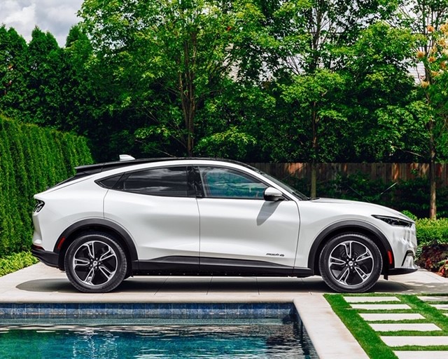 FordSpain's tweet photo. La envidia de los⚡ eléctricos ⚡ ya está en casa… Cero emisiones y 351CV de potencia 🙌 ¡El mejor invitado para este #2021 viene pisando fuerte! 💪 https://t.co/Tn6Jo8KwSF #Ford #MustangMachE #AcercadoElMañana https://t.co/QD9fJpK4J8