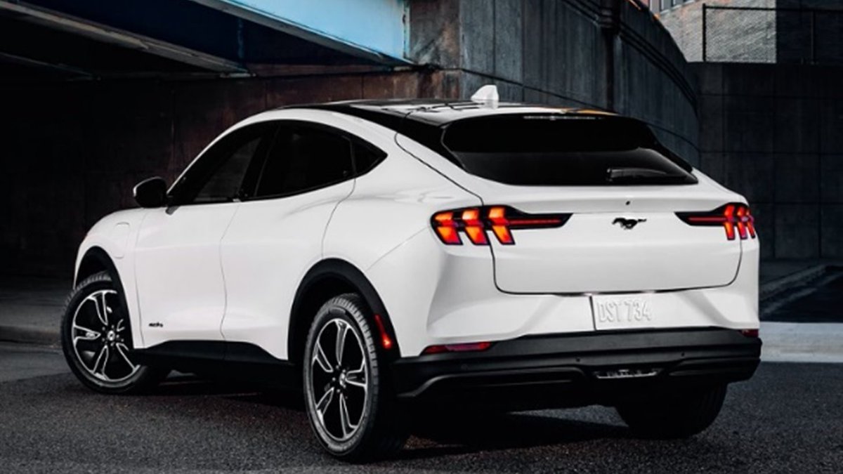 FordSpain's tweet photo. La envidia de los⚡ eléctricos ⚡ ya está en casa… Cero emisiones y 351CV de potencia 🙌 ¡El mejor invitado para este #2021 viene pisando fuerte! 💪 https://t.co/Tn6Jo8KwSF #Ford #MustangMachE #AcercadoElMañana https://t.co/QD9fJpK4J8