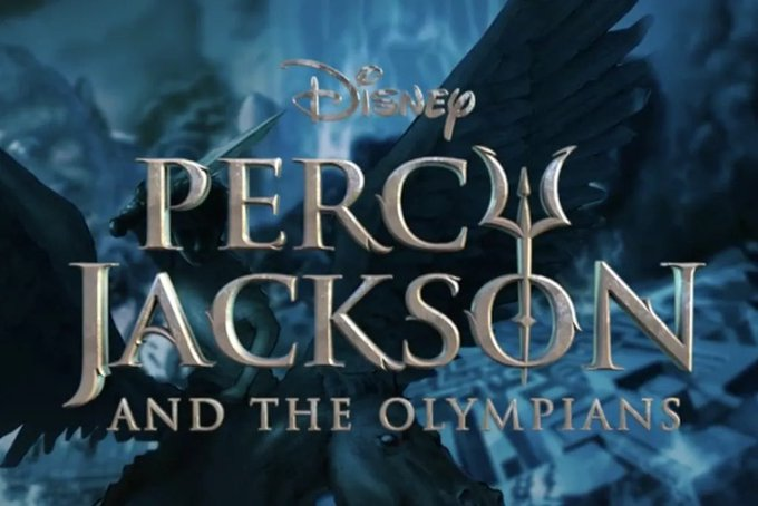 SeriesUpdateFR's tweet photo. Rick Riordan a déclaré qu'ils sont en train de peaufiner le script du pilot de la série 'Percy Jackson' avant de l'envoyer à Disney+. https://t.co/kRcML2H5MN