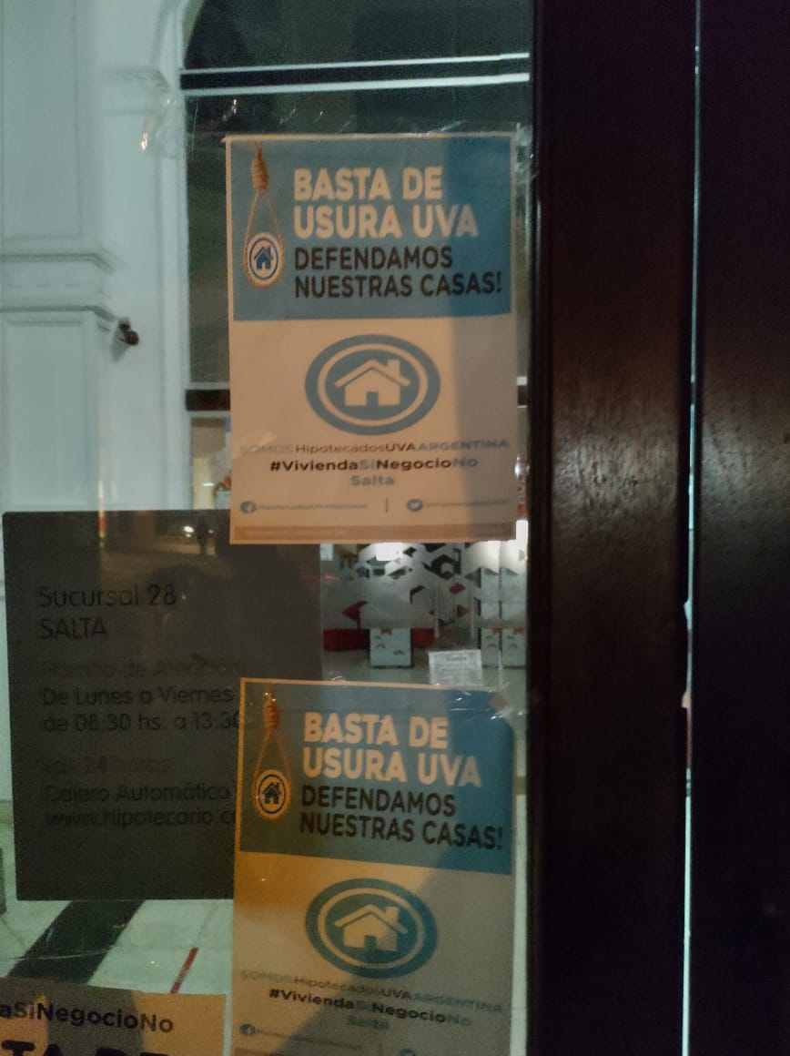 UVASalta's tweet photo. Anoche familias #HipotecadosUVA se reunieron en el centro de #Salta para hacer empapelado de los #Bancos.
Sr. @alferdez @CFKArgentina @jorgeferraresi la crisis golpea a las #Familia, pero a los #HipotecadosUVA más aun. #NecesitamosRespuesta, necesitamos #PoderPagar https://t.co/cmc7vztypa