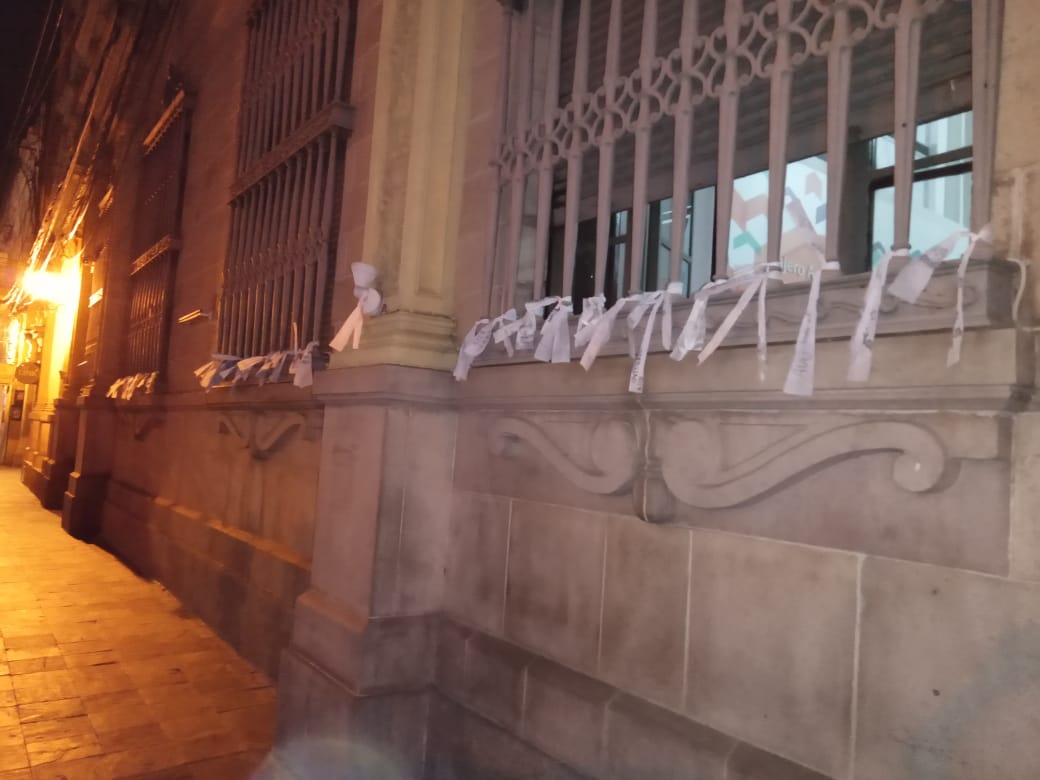 UVASalta's tweet photo. Anoche familias #HipotecadosUVA se reunieron en el centro de #Salta para hacer empapelado de los #Bancos.
Sr. @alferdez @CFKArgentina @jorgeferraresi la crisis golpea a las #Familia, pero a los #HipotecadosUVA más aun. #NecesitamosRespuesta, necesitamos #PoderPagar https://t.co/cmc7vztypa