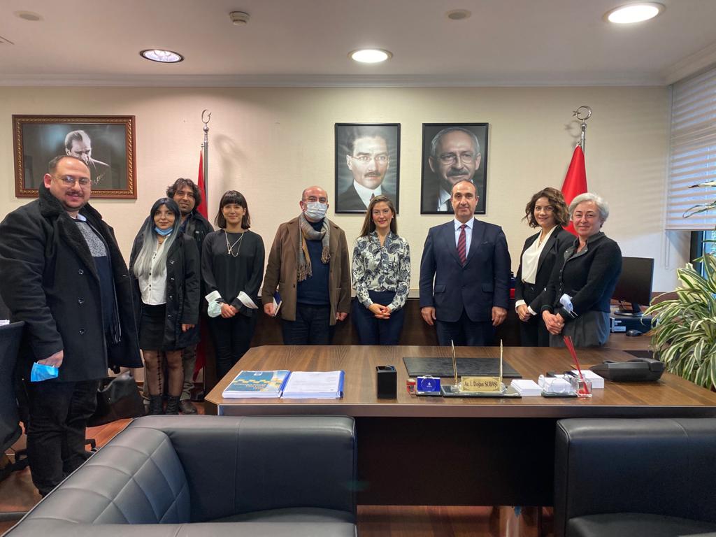 ibbchpgrubu's tweet photo. Edirne Belediye Başkan Yardımcısı Ertuğrul Tanrıkulu,Sıfır Ayrımcılık Derneği Başkanı Elmas Arus,Romanlar Gençlik Eğitim Kültür ve Yardımlaşma Derneği Başkanı Cem Pekbalıkçı ve Roman Gençlik Derneği Başkanı Selçuk Karadeniz, Grup Başkan Vekilimiz Av. Doğan Subaşı'yı ziyaret etti. https://t.co/rBHhcnakPz