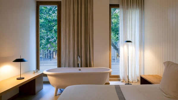 VibiaLight's tweet photo. To ensure a relaxed and restful setting, proper lighting is essential. Here, we reveal a range of Vibia fixtures that can be used to facilitate a mellow mood while also elevating a bedroom’s aesthetic. See more: https://t.co/LpQWkqStiY

#vibia #lightingdesign https://t.co/iA9xtJSqY5