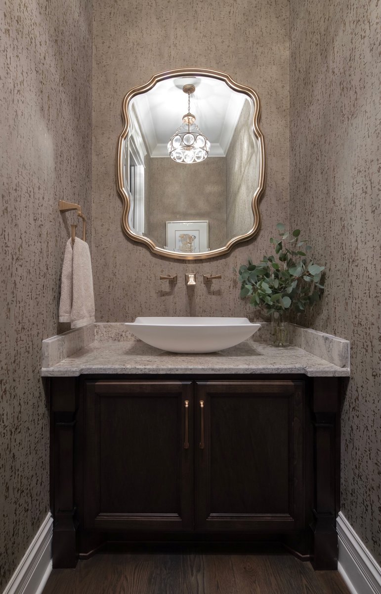 Elegant powder room 🥂
⁣
Design: @coomerandco 
Photography: <a href="/kristen/">Kristen Hilderman</a>.mayfield 
Architect: @grafstudio 
#deltafaucet #wallpaper #powderbath #savoyhouselighting #ipreview via @preview.app