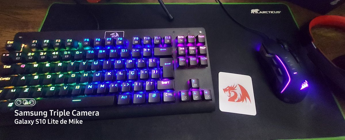 Sniper17BR's tweet photo. @Bastardodedeus @RedragonBR @tdaggerBR Eu sei como vc se sente. Meu primeiro teclado mecânico, #DarkAvenger.
Tô amando. É tanta opção de RGB q eu me perco todo! rsrsrs
Tô sonhando com uma parceria com a @RedragonBR p ver se desfilo um monitor bom. ❤ https://t.co/oe2brYAERW