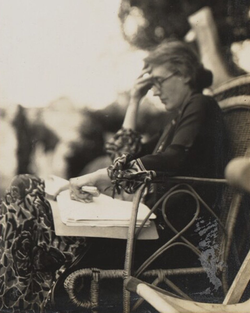 BooksWuthering's tweet photo. “Non c’è cancello, nessuna serratura, nessun bullone che potete regolare sulla libertà della mia mente”
Buon compleanno #VirginiaWoolf https://t.co/Zjs0kVwiUO
