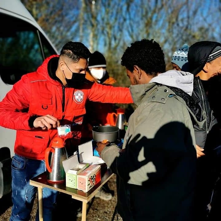 SecoursProtesta's tweet photo. **CALAIS** :
Soutien aux migrants érythréens avec notre partenaire HOPE &amp; SMILE. Récupération et lavage de leur linge ; Prise de pointure pour achat de chaussures ; Achat de tenues de pluie intégrales pour supporter le froid et les intempéries sous leurs tentes de fortune. https://t.co/9i1bpgjWIj