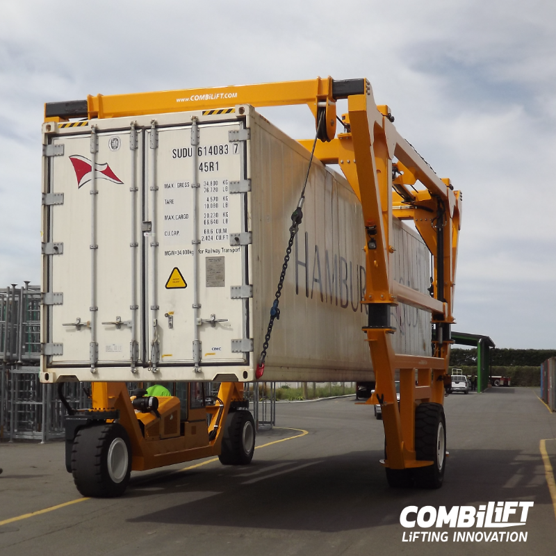 Combilift's tweet photo. Our Straddle Carrier range is the most economical handling solution for distribution, shipping and industries with heavy oversized loads #MobileGantry #StraddleCarrier #FreightTransport #FreightContainer #Shipping