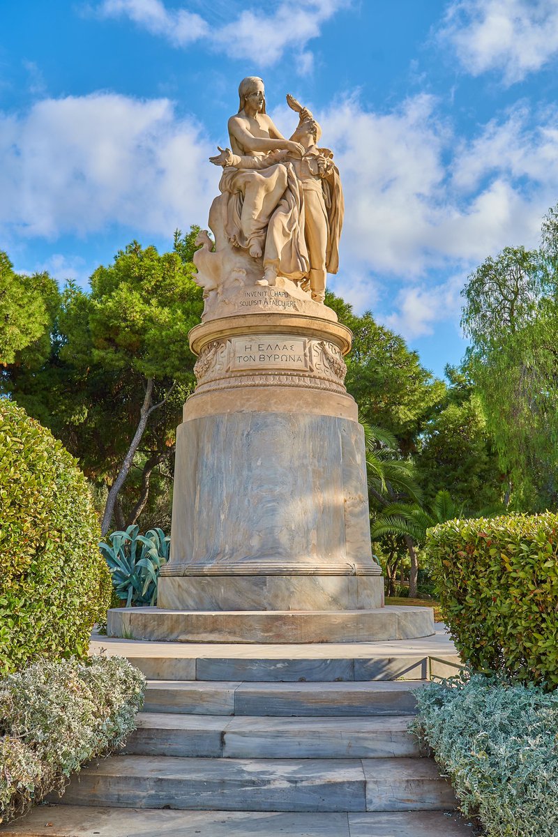 To celebrate Lord Byron’s belated 223rd birthday, check out one of my favorite Neoclassical sculptures in  #Athens:  #Greece crowning  #Byron by Chapu, Falguière, & Sochos (1896)!Now a highlight of the National Gardens, it was not originally beloved. Learn why in this  #THREAD!