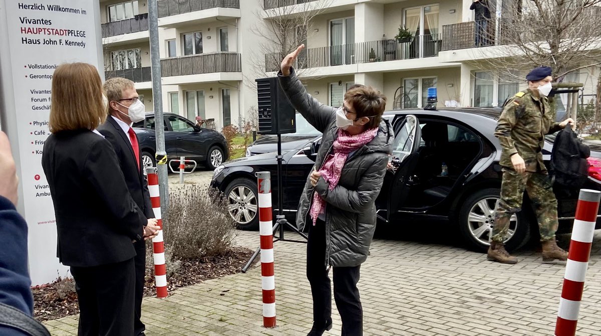 akk's tweet photo. In Alten- und Pflegeheimen sowie im Gesundheitsamt konnte ich heute sehen: Die #Bundeswehr hilft, wo sie gebraucht wird. Unsere Soldatinnen &amp; Soldaten bringen sich tatkräftig, kreativ und unermüdlich ein. Danke für Ihren Einsatz und weiter so! https://t.co/2keszLucuu