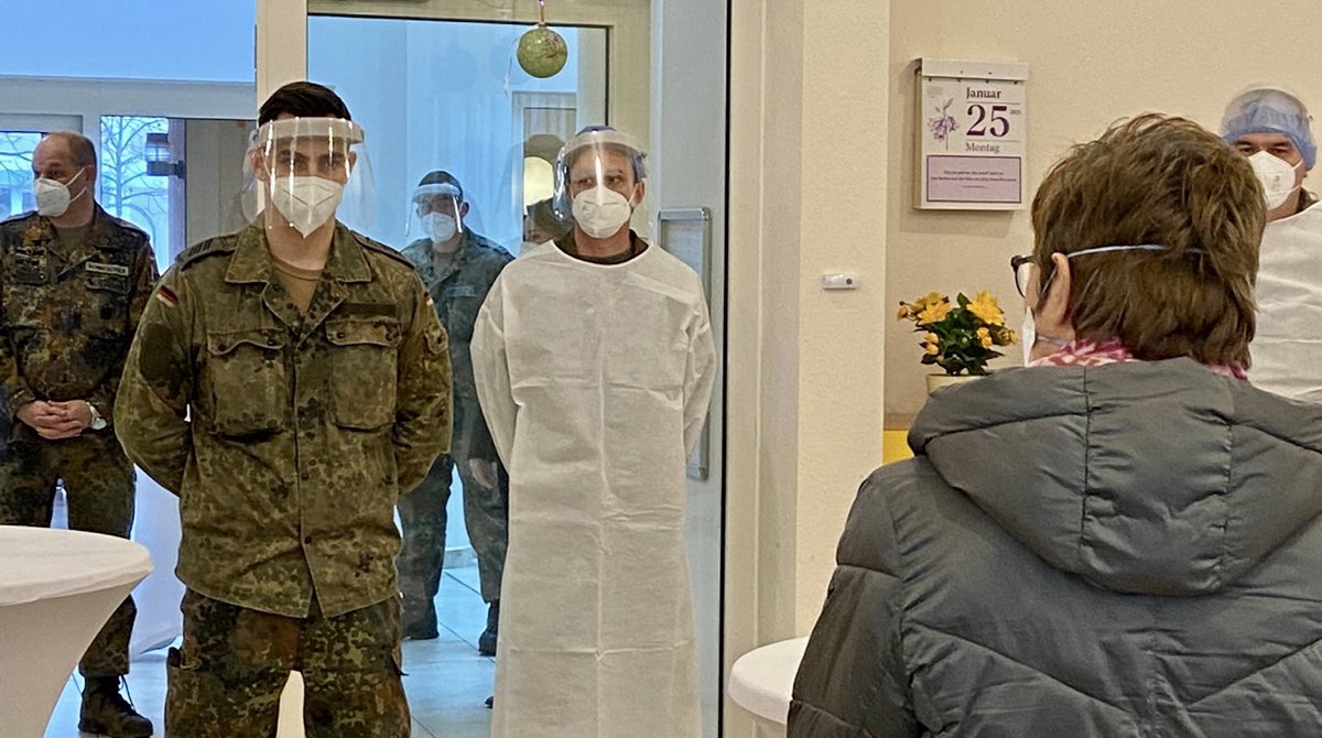 akk's tweet photo. In Alten- und Pflegeheimen sowie im Gesundheitsamt konnte ich heute sehen: Die #Bundeswehr hilft, wo sie gebraucht wird. Unsere Soldatinnen &amp; Soldaten bringen sich tatkräftig, kreativ und unermüdlich ein. Danke für Ihren Einsatz und weiter so! https://t.co/2keszLucuu