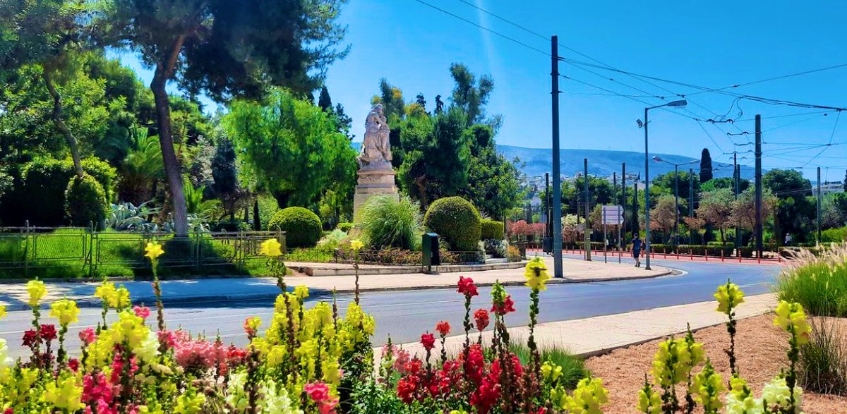 12/12 Regardless of early critique, the sculpture was thankfully here to stay!Now a landmark of one of the busiest parts of  #Athens, it marks the end of the new Vas. Olgas pedestrian street, admired by dog walkers, stroller pushers, & me, each time I go out for a jog!