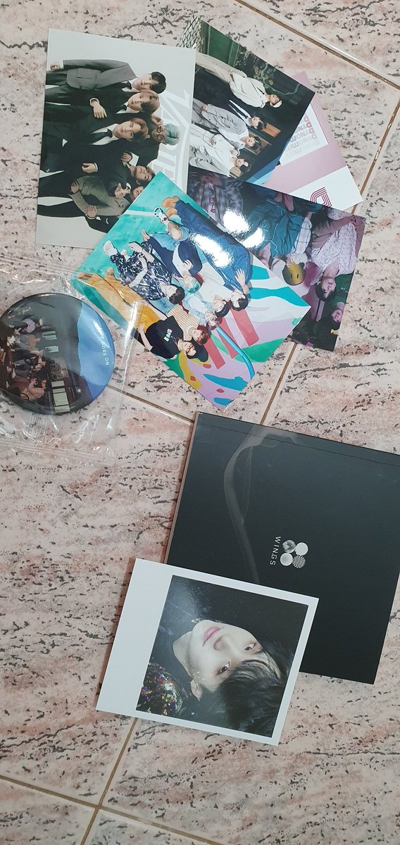 _MakeItHappen94's tweet image. Troppo carini questi venditori che su Amazon insieme all&apos;album ti regalano lo specchietto e le foto😍 bellissima anche la polaroid di Suga 😍💜
#WINGSALBUM #Nversion #selfgift
#BTS #Army #Suga
