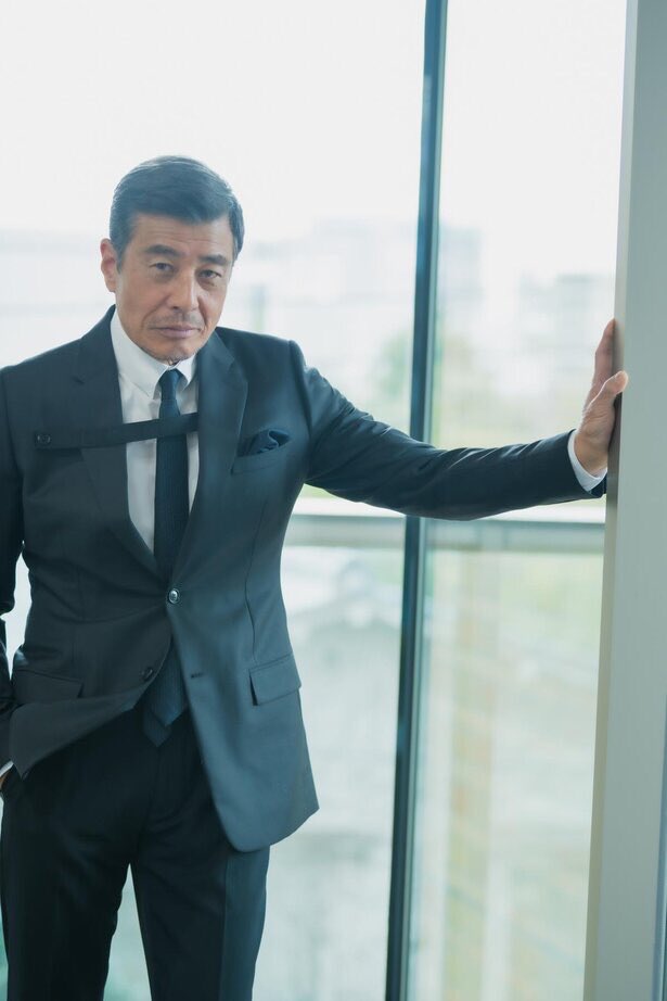 舘ひろし、ネクタイの結び方もずっと変わらない男ですよ。