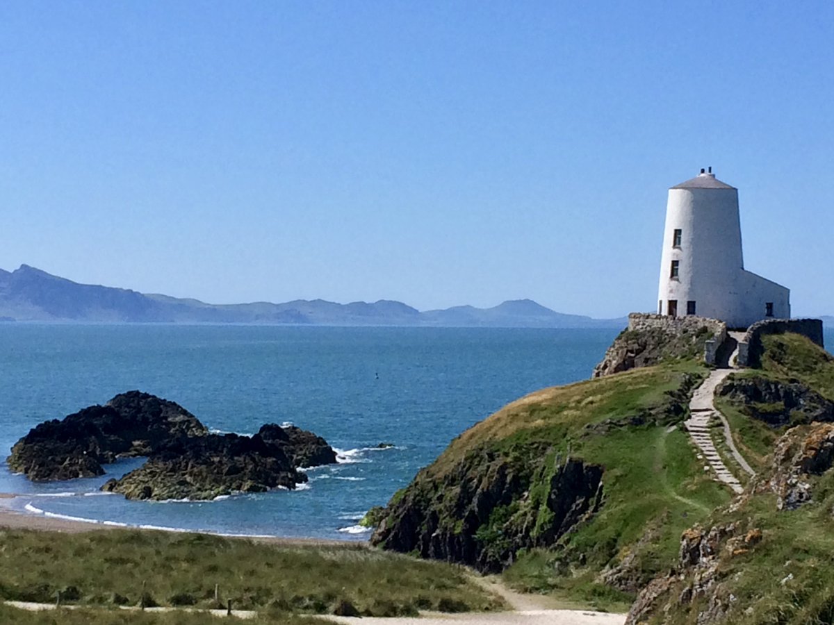 It's #DyddSantesDwynwen/St.Dwynwen's Day. The Welsh patron saint of lovers. She founded a convent on Llanddwyn. We visited just before lockdown. A truly magical place & somehow St. Dwynwen is still there in the sound of the waves & in the peace that holds this place in its arms.