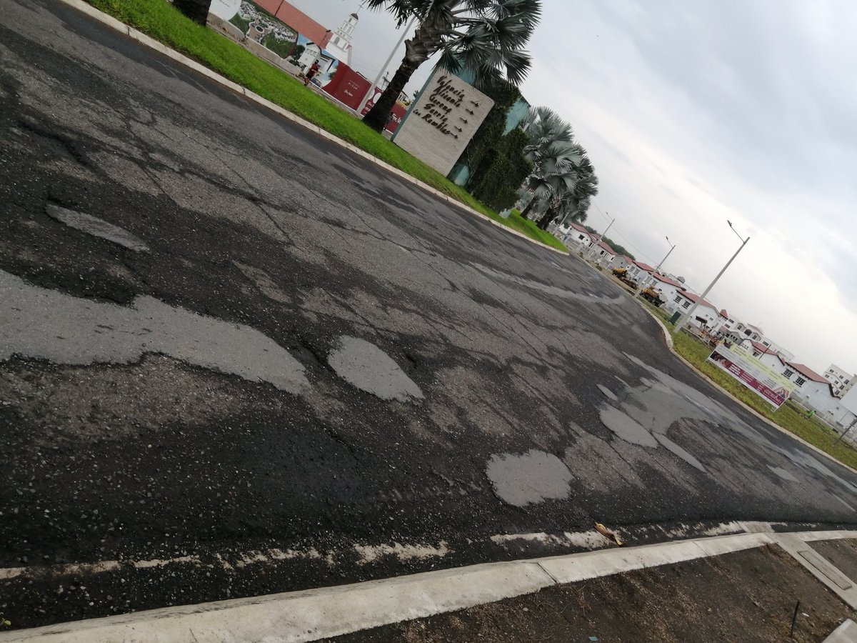 JosLuis25485084's tweet photo. Llevamos años esperando la reposición de las vías internas de la Urb. Terranostra; es inaceptable el abandono y quemeimportismo de quienes siguen ofreciendo viviendas mientras otros sufrimos el deterioro de nuestros vehículos @EtinarEc @alcaldiagye @ATMGuayaquil @ClubTerranostra https://t.co/JiBayuC4O5
