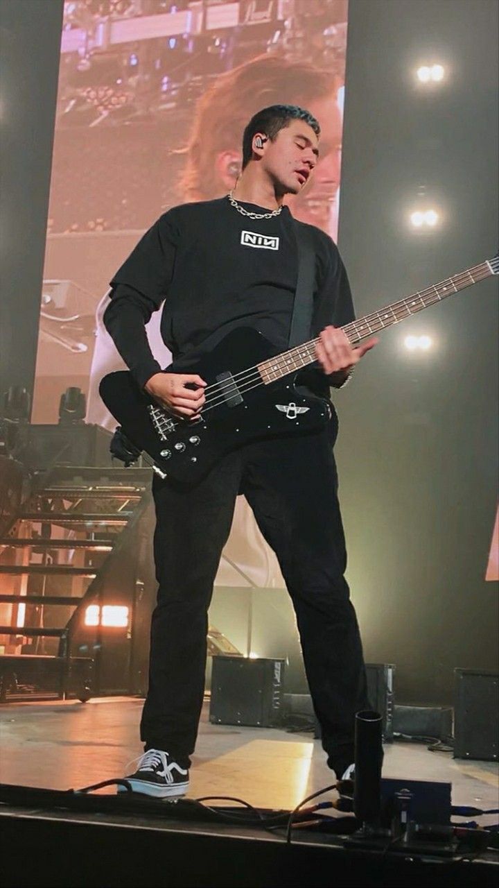 Happy birthday to this sweet and talented soul named calum hood <3 can\t believe he\s 25 now 