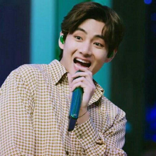 i can’t do this anymore 😭 look at taetae’s boxy smile! the cutest!

#TokopediaWIB #TokopediaxBTS