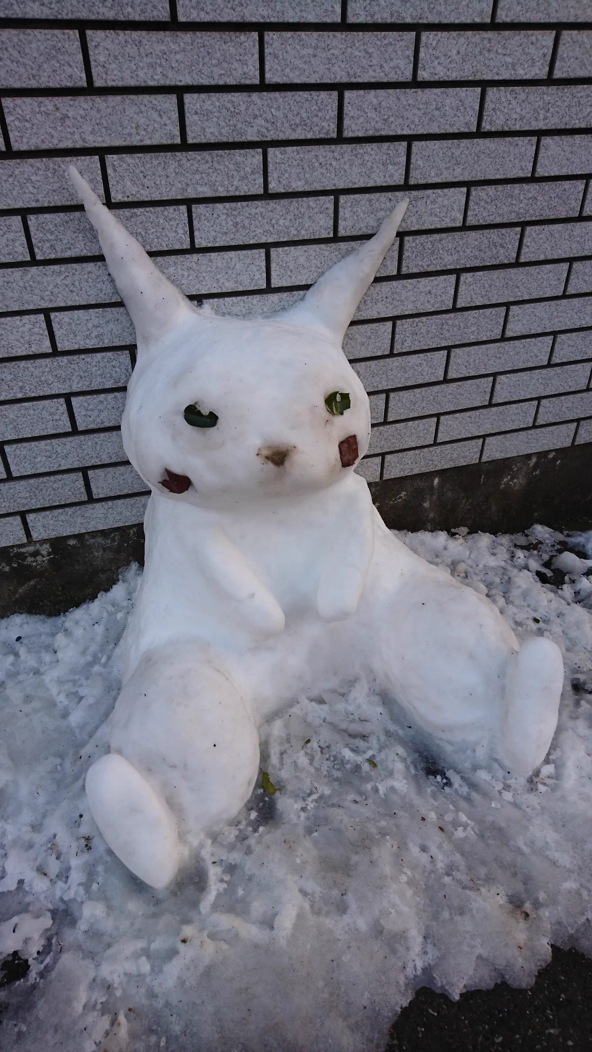 @nanjoruno_ こちらを思い出したので♪
だいぶ前に見かけた雪だるま☃️です
ピカチュウ、、かな？ 
