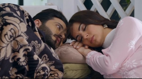 Preeranfandomx1's tweet photo. THE SWEETEST YET CUTEST SCENE FROM TODAYS EPISODE🤧✌️!!!
ME BE LIKE :- pighalne kaa nahi🙂🖐🏻 lollipop/toffee  scene che🤗💔!!
#preeran #kundalibhagya #tkl #pkl #TrpGhataao 🙂🔥! https://t.co/LFY2vrZZvL