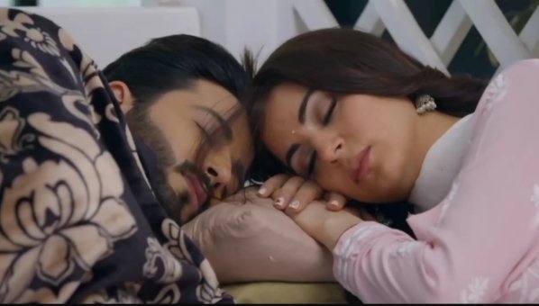 Preeranfandomx1's tweet photo. THE SWEETEST YET CUTEST SCENE FROM TODAYS EPISODE🤧✌️!!!
ME BE LIKE :- pighalne kaa nahi🙂🖐🏻 lollipop/toffee  scene che🤗💔!!
#preeran #kundalibhagya #tkl #pkl #TrpGhataao 🙂🔥! https://t.co/LFY2vrZZvL