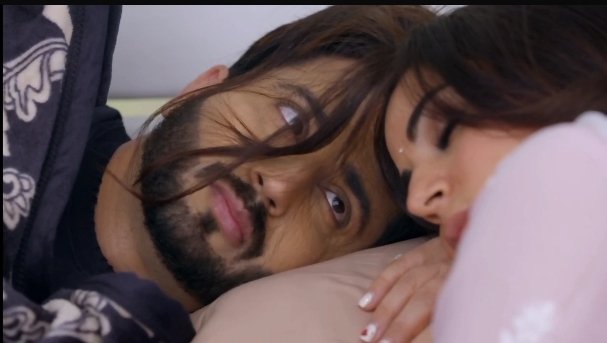 Preeranfandomx1's tweet photo. THE SWEETEST YET CUTEST SCENE FROM TODAYS EPISODE🤧✌️!!!
ME BE LIKE :- pighalne kaa nahi🙂🖐🏻 lollipop/toffee  scene che🤗💔!!
#preeran #kundalibhagya #tkl #pkl #TrpGhataao 🙂🔥! https://t.co/LFY2vrZZvL
