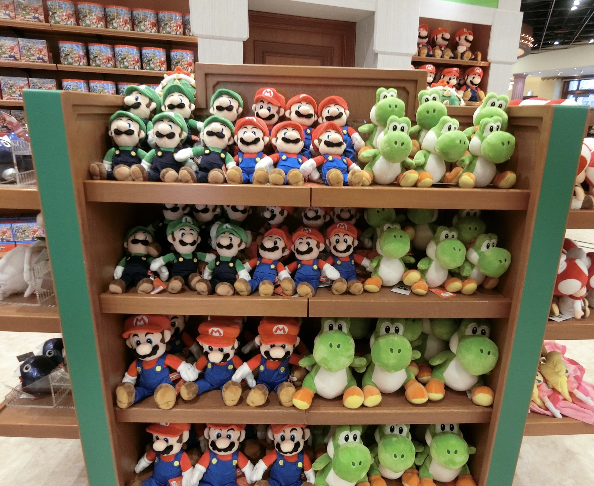 ｕｓｊのツボ ｕｓｊで出会った心温まる物語 Usj ハリウッド エリアのショップでも任天堂グッズの販売開始 グッズ紹介 マリオ ルイージ ヨッシー 各種ぬいぐるみ 大7000円 中3900円 尚 このショップは任天堂エリアではないので写真公開ｏｋと