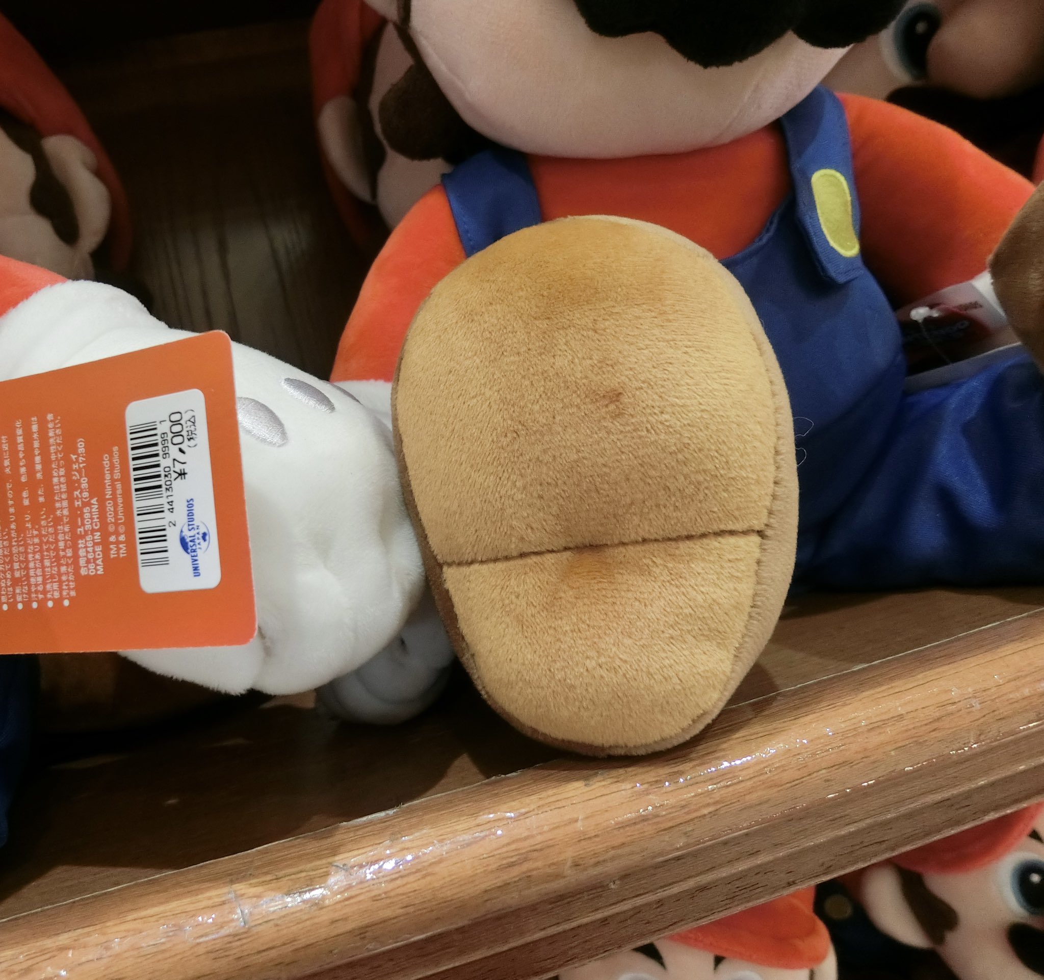 ｕｓｊのツボ ｕｓｊで出会った心温まる物語 Usj ハリウッド エリアのショップでも任天堂グッズの販売開始 グッズ紹介 マリオ ルイージ ヨッシー 各種ぬいぐるみ 大7000円 中3900円 尚 このショップは任天堂エリアではないので写真公開ｏｋと