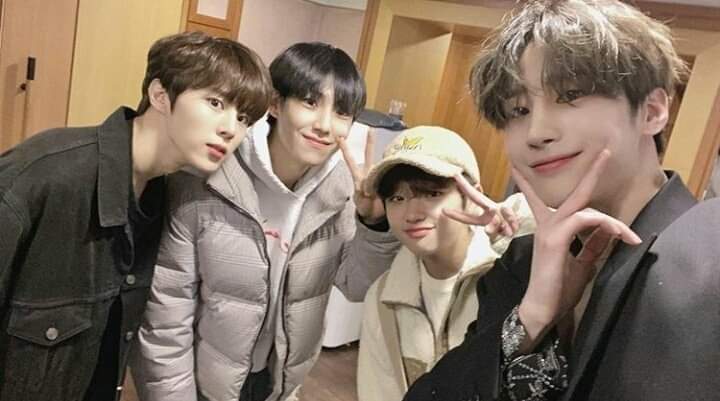 X1neffable's tweet photo. Remember when last year they attended each other fanmeetings? Supportive brothers indeed 🦋💖 #X1 #엑스원 #Oneit #원잇 @x1official101 https://t.co/KZy3yUwZZJ