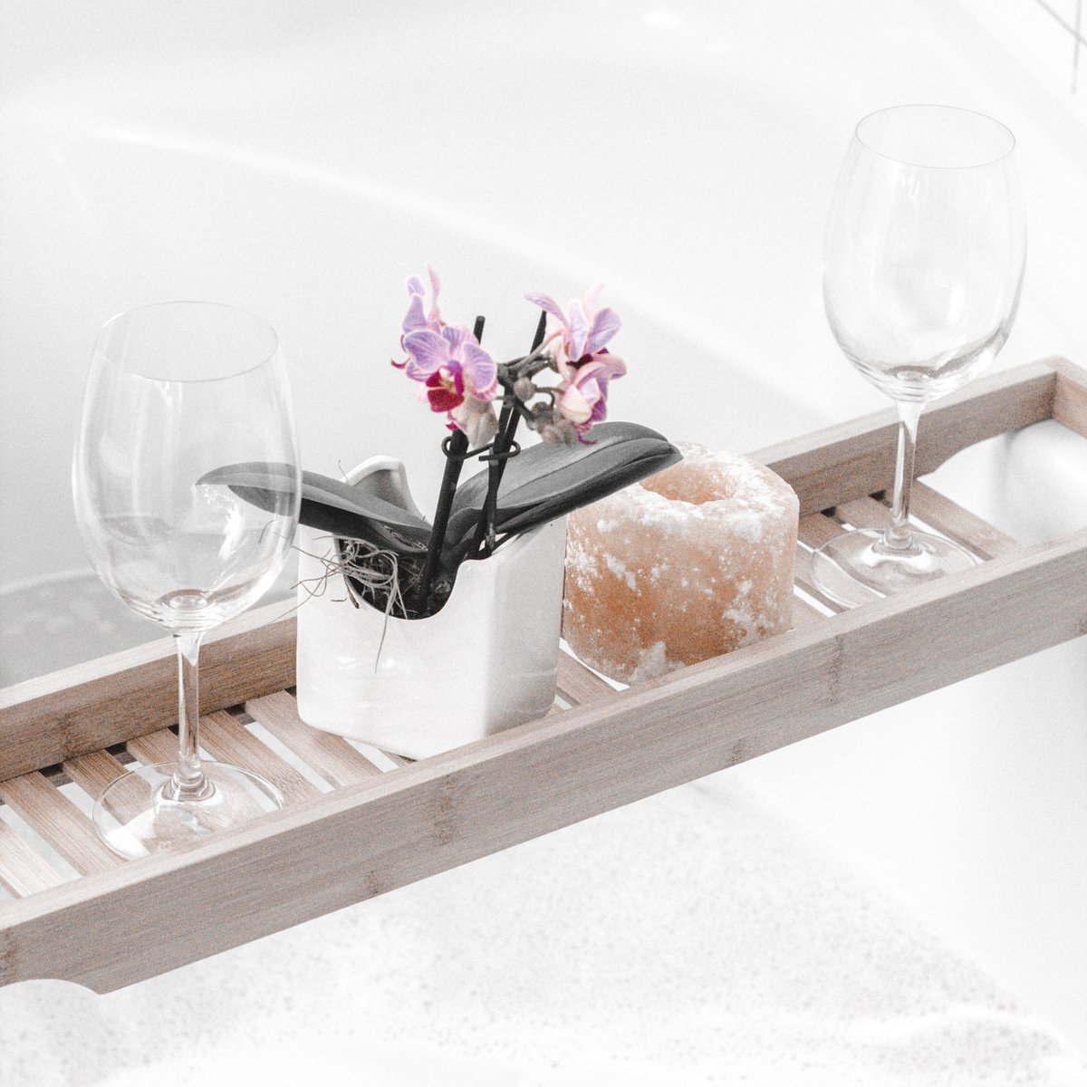 Connaissez-vous la vinothérapie ? 🧐  Il s'agit de soins (massages, bains...) à base de raisin, dont les principes actifs luttent contre le vieillissement de la peau 🍇💆‍♀️

Envie de vous laisser tenter par un bain de raisin ? 😉🍷

#vin #vins #winelover #win #vigne #vinothérapie